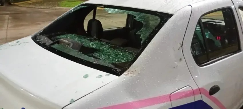 Agredieron a un policía mientras asistía a una persona descompensada