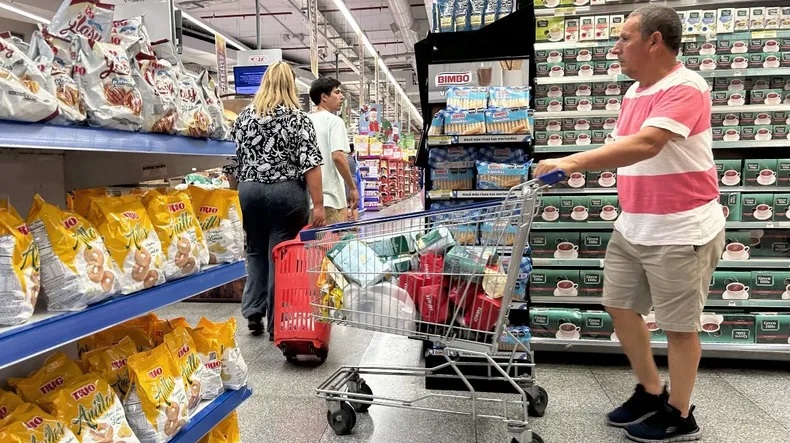 La confianza del consumidor marcó una caída mensual de 1,1% durante agosto