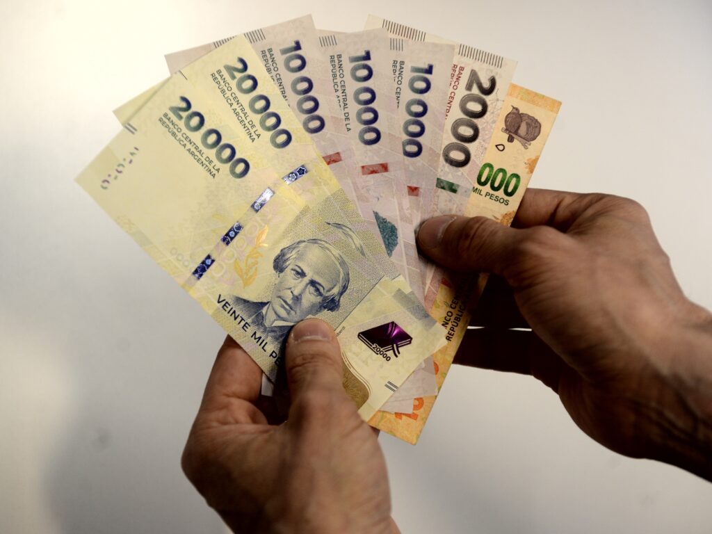 Salario mínimo: el Gobierno prepara un aumento por decreto y lo eleva a $437.000 desde abril de 2027
