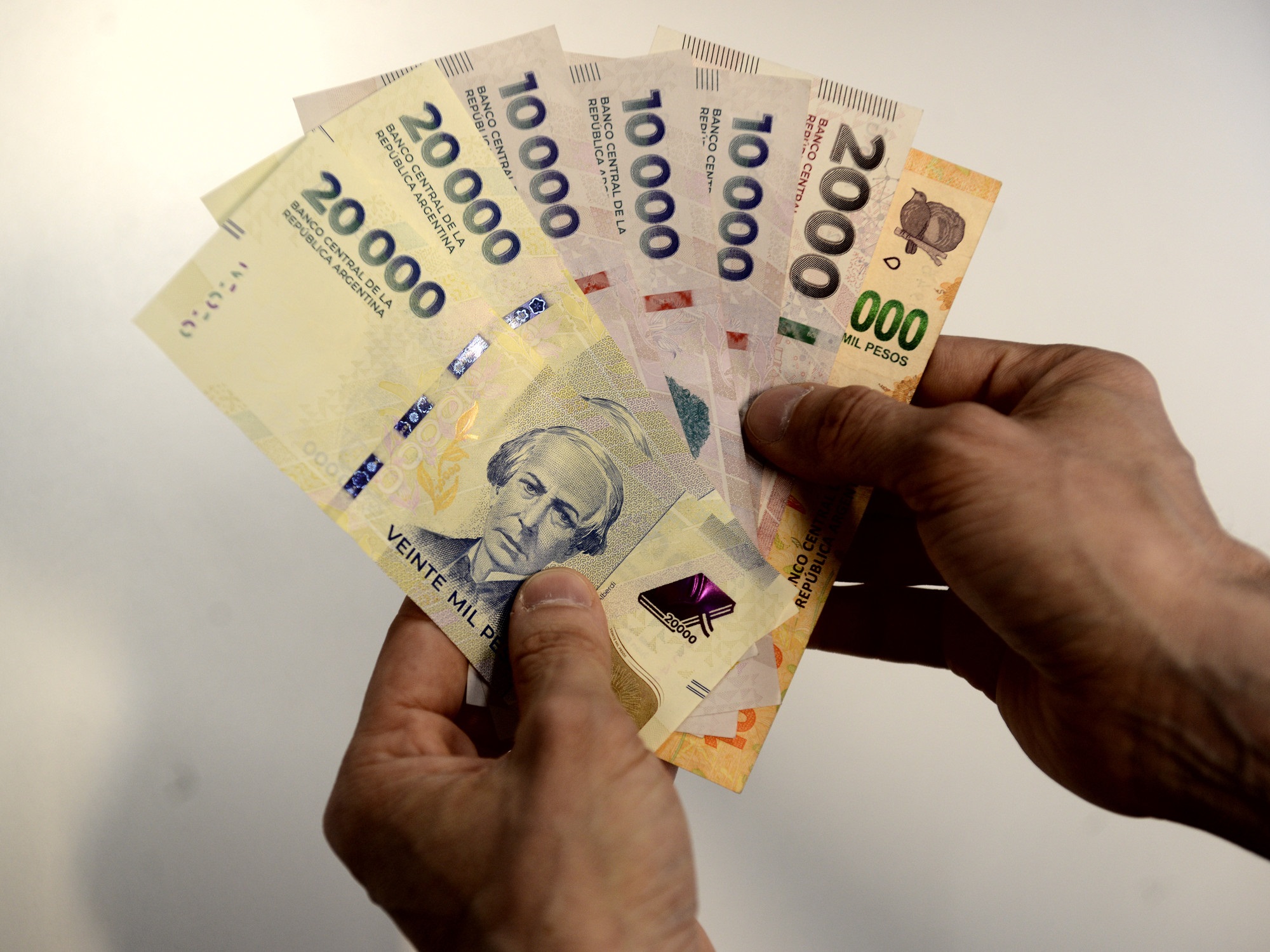 El Gobierno fijará por decreto el salario mínimo en $437.000 desde abril de 2027