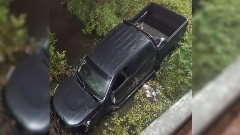 Perdió el control de su camioneta y se estrelló en el canal de la avenida Soberanía