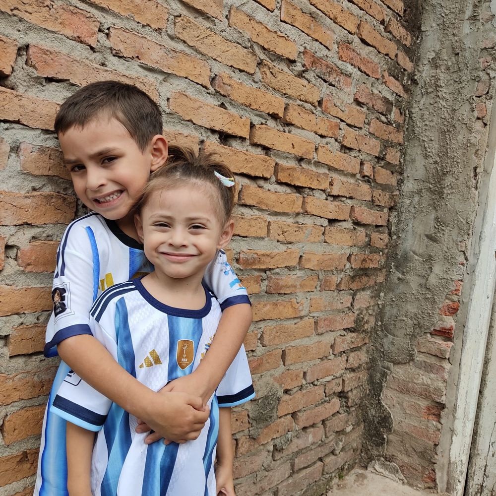 Buscan a dos menores que debían regresar con su madre a La Leonesa tras viajar con su padre