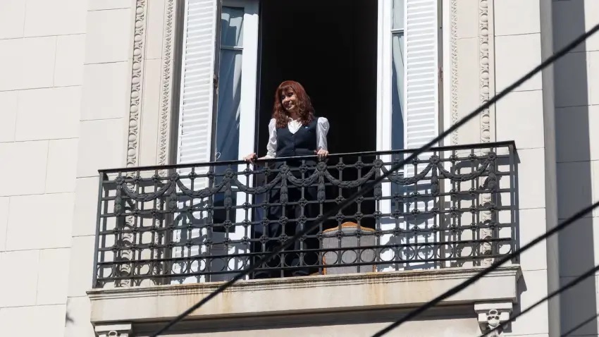 La Justicia embargó el departamento donde Cristina Kirchner cumple prisión domiciliaria
