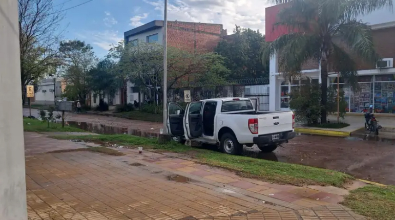 Un hombre apareció muerto en su camioneta y hallaron un revólver