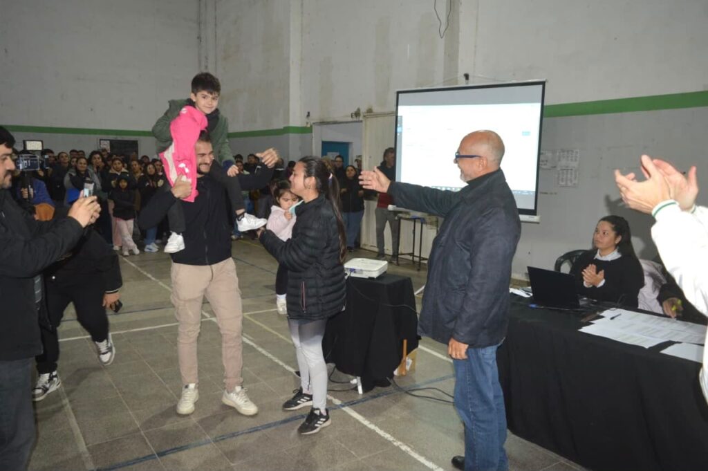 Puerto Tirol: 25 familias fueron beneficiadas en un sorteo público de viviendas