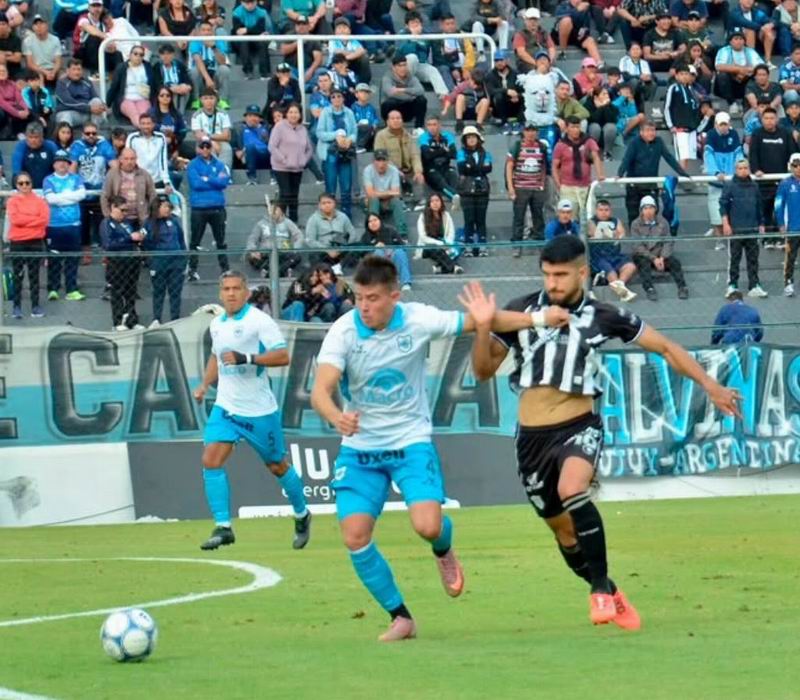 For Ever, con un par de cambios obligados, vuelve a jugar en casa