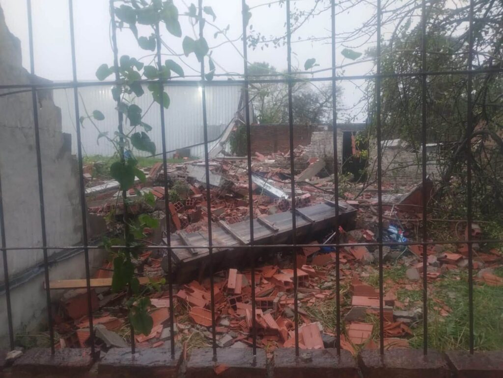 Barranqueras: el temporal derrumbó un muro del Parque Industrial sobre una vivienda y dejó dos heridos