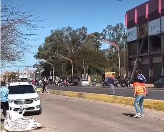 Violenta previa de Sarmiento-For Ever: una policía herida y serios incidentes en el Centenario