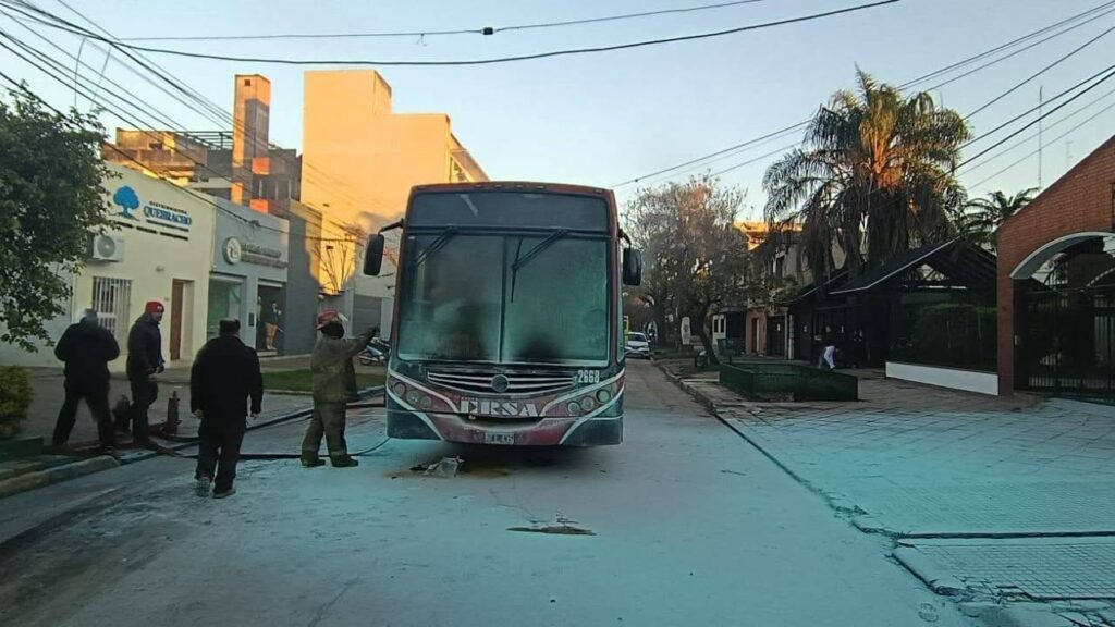 SUSTO A PRIMERA HORA| Se incendió un colectivo en pleno centro de Resistencia
