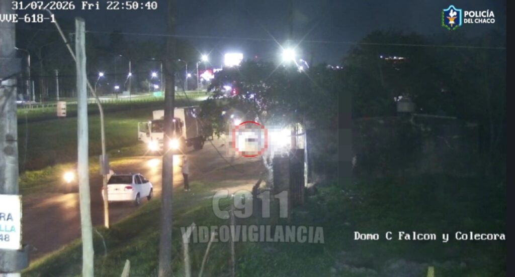 Grave siniestro vial en Resistencia: un motociclista sufrió lesiones de consideración tras chocar con un camión