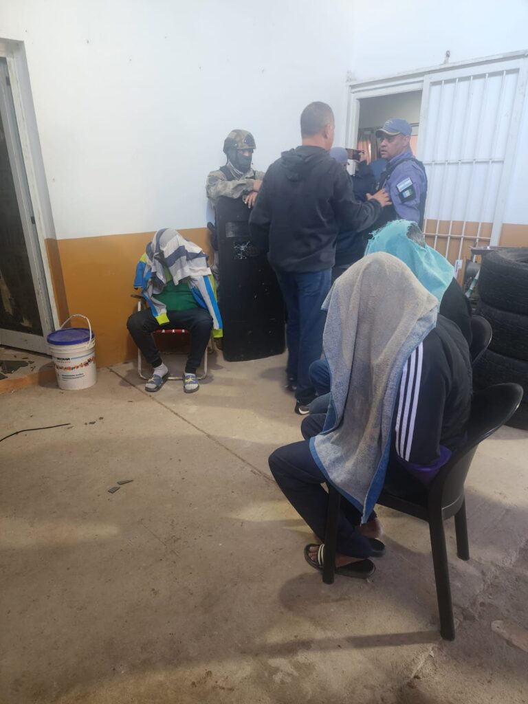 RESISTENCIA| Golpe a una presunta banda que proveía armas a delincuentes: tres detenidos, un arsenal secuestrado y un prófugo