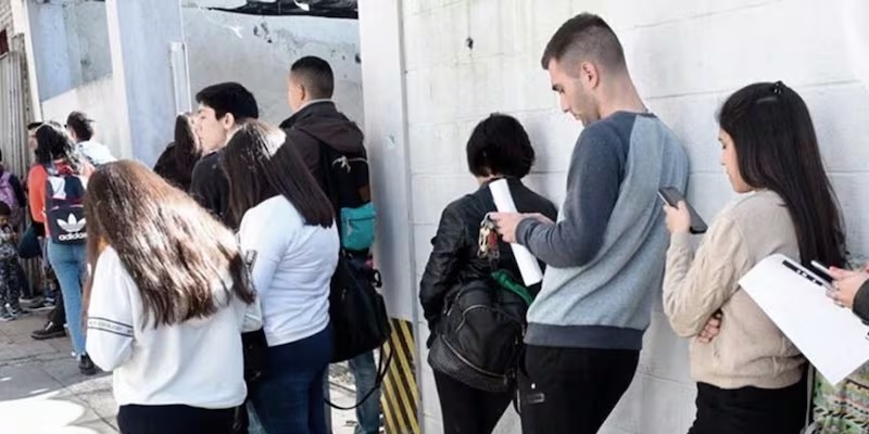 Empleo en Argentina: la desocupación de los jóvenes llega al 17% y crece el trabajo por cuenta propia