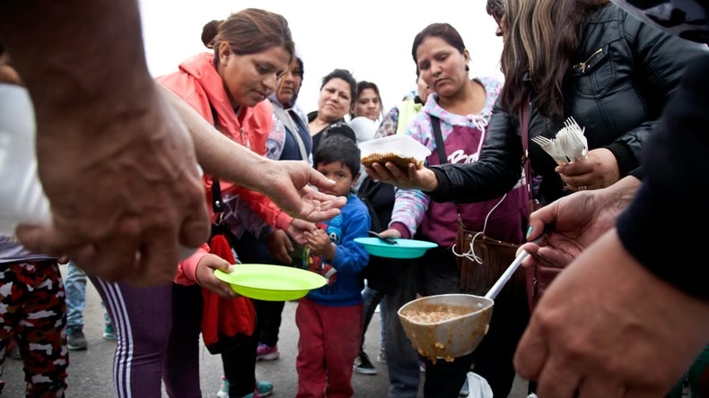La pobreza subió a 32,3% en el primer semestre de 2026 y rompió la caída de los últimos dos años