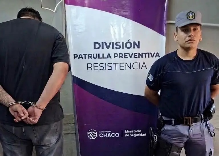 Detuvieron a un hombre acusado de agredir a su pareja en plena vía pública