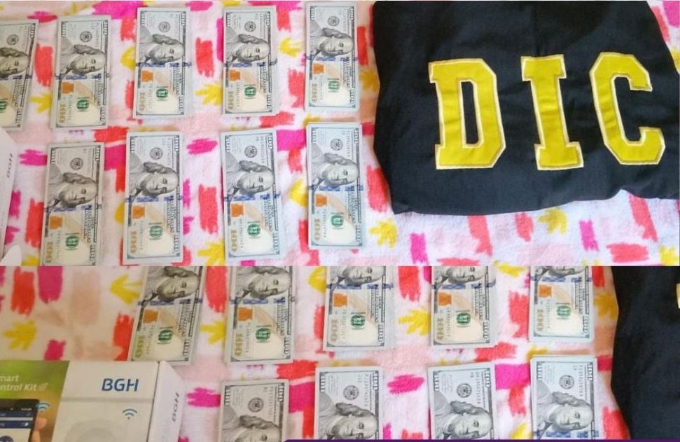Se le perdieron 9500 dólares, acusó a sus empleadas y los halló mientras ordenaba la casa