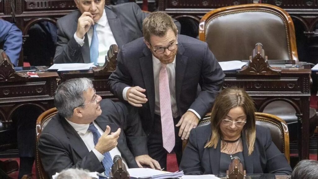 Endeudamiento familiar: el Gobierno busca frenar la sesión mientras la oposición intenta unificar 50 proyectos