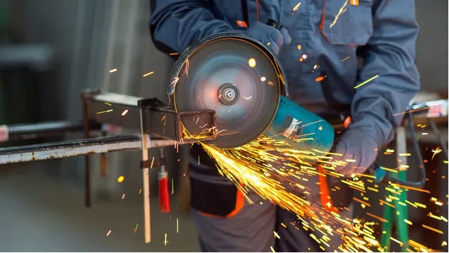 La industria sufrió en julio su mayor derrumbe en 16 meses y se acercó a mínimos de la era Milei