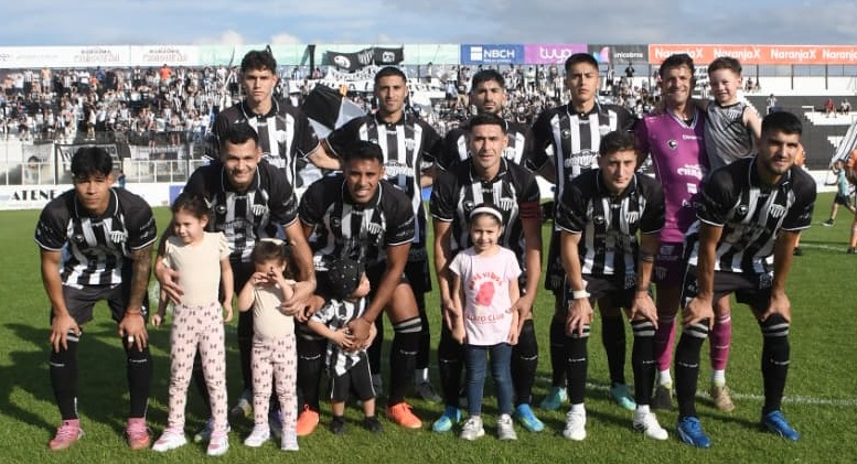 For Ever fue mejor todo el partido y se aleja de la zona de peligro
