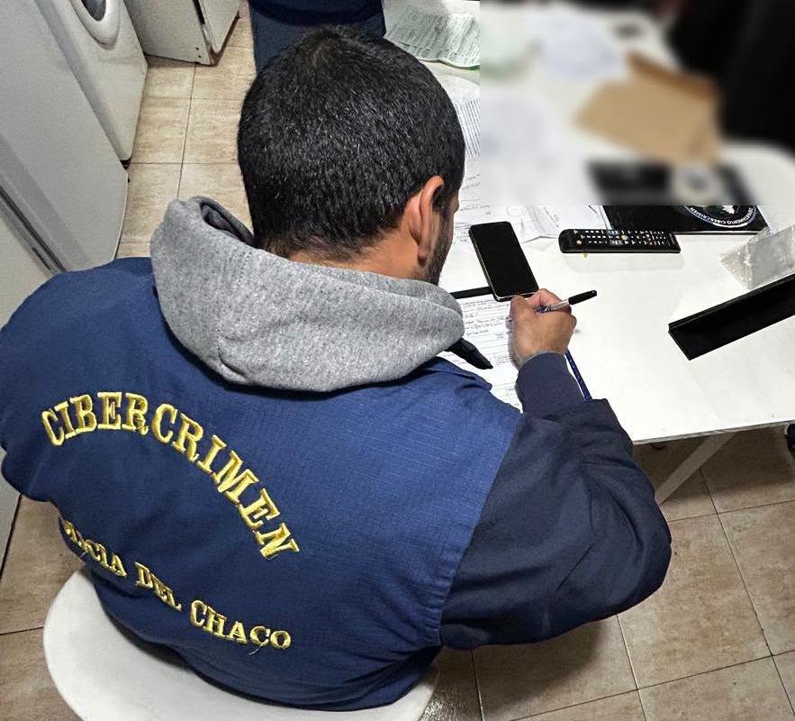 Estafas a adultos mayores: allanaron un departamento y hallaron anotaciones con datos de tarjetas bancarias