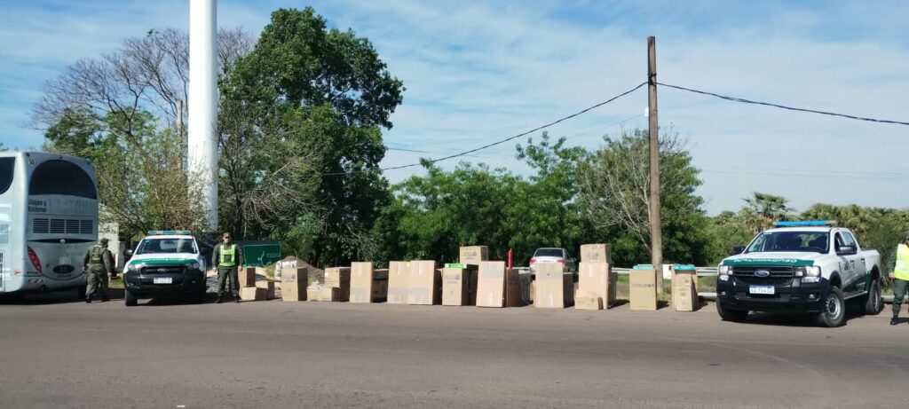 Secuestran mercadería de contrabando valuada en 28 millones de pesos, cuatro armas de fuego y más de 600 municiones de diversos calibres