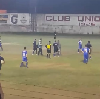 Tensión en un partido de veteranos en Villa Ángela: un hombre ingresó a la cancha e intentó agredir a jugadores