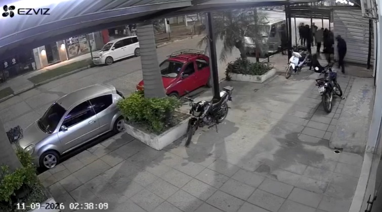 VIRAL| BRUTAL CHOQUE ENTRE DOS MOTOS EN SÁENZ PEÑA: UNA CÁMARA GRABÓ TODO