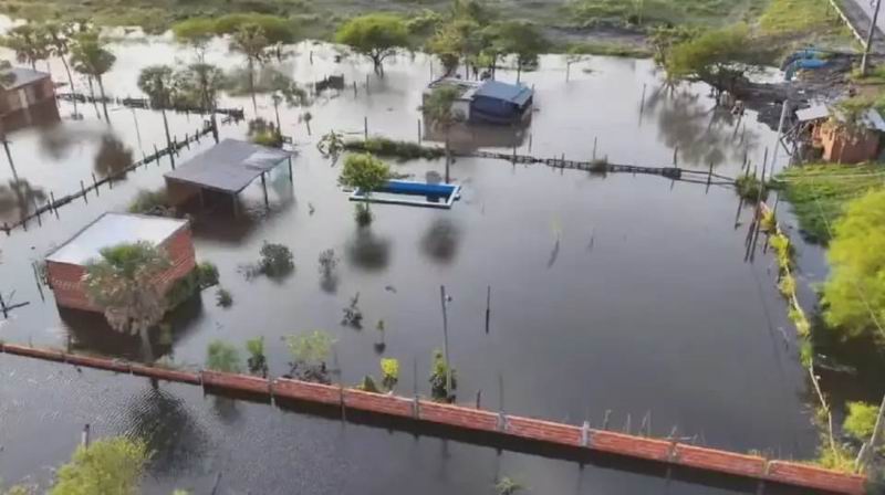 Puerto Vilelas: el agua avanzó sobre Tres Bocas y complica las evacuaciones