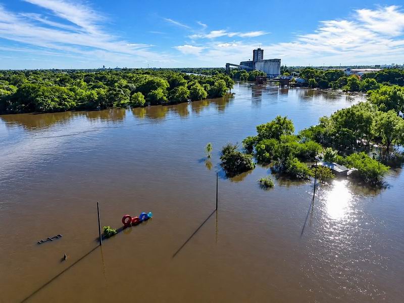 Ribereños esperan el pico del Paraná en emergencia