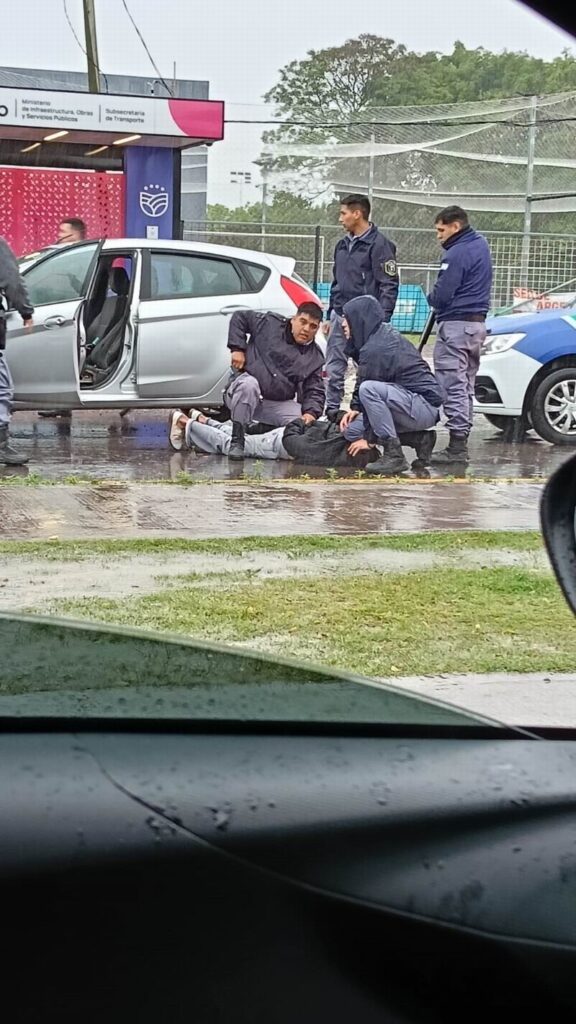 Persecución en la lluvia por el robo de un auto