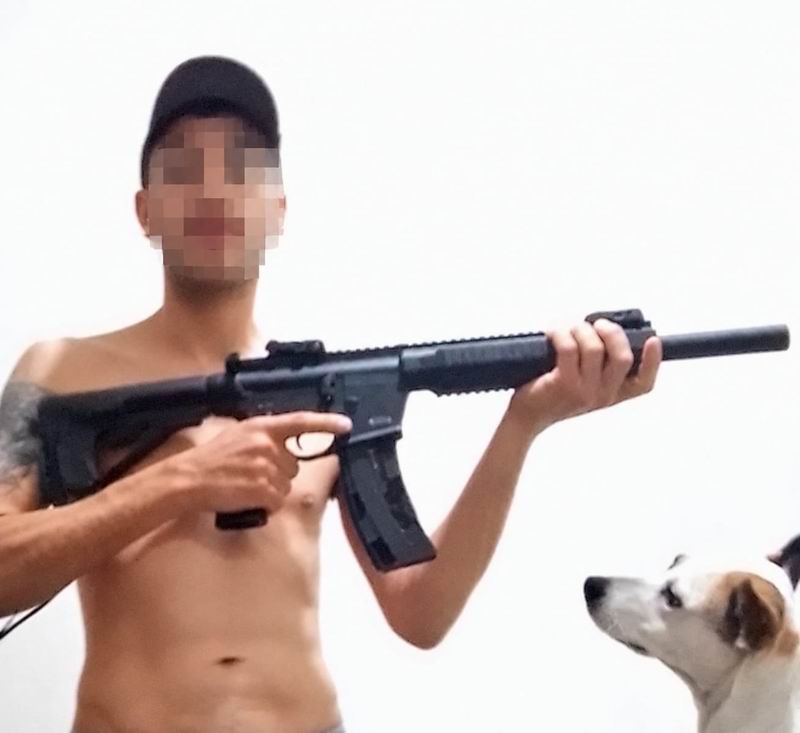 Amenazó a su familia y se jactaba de estar armado