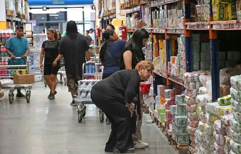 Las ventas en supermercados y mayoristas no repuntan: cayeron más del 3% interanual en agosto