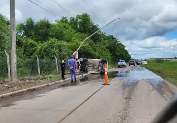 Joven herido tras despistar, volcar y chocar contra una columna de alumbrado en Resistencia
