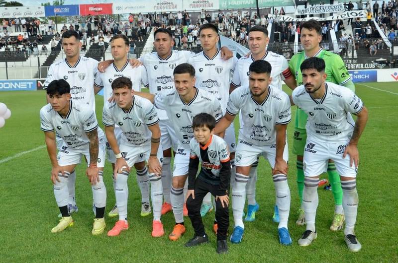 En el final, For Ever no aguantó, no pudo festejar y empató en casa