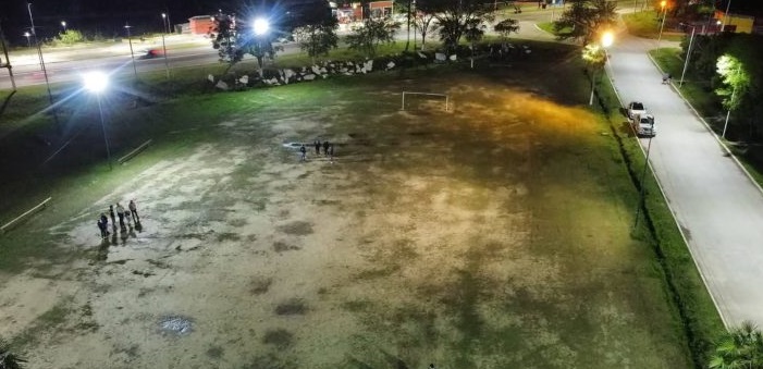 Nuevos equipos de iluminación para la cancha del barrio Varón