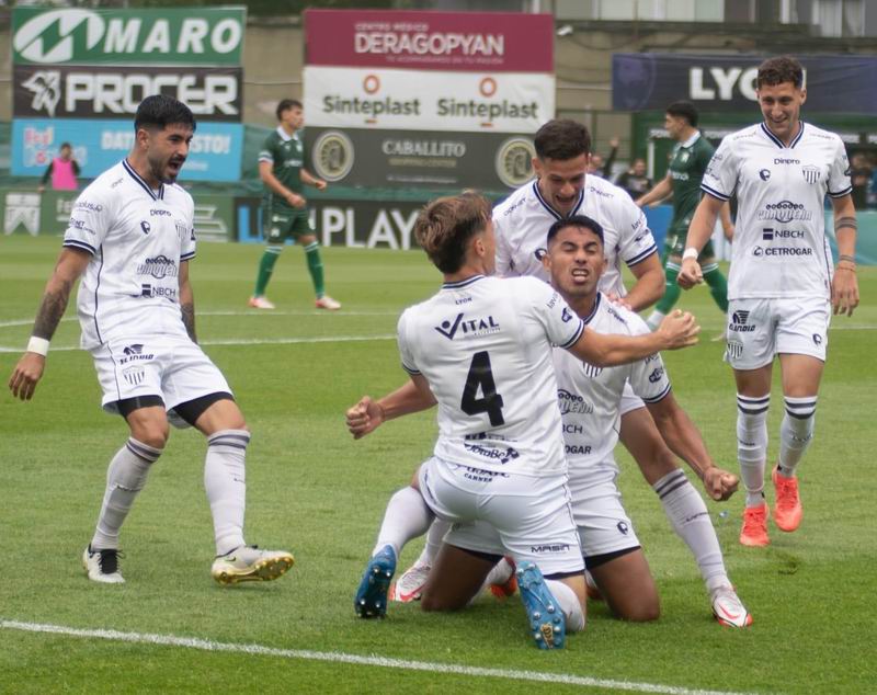 For Ever apareció en Caballito y se quedó con la fiesta de Ferro