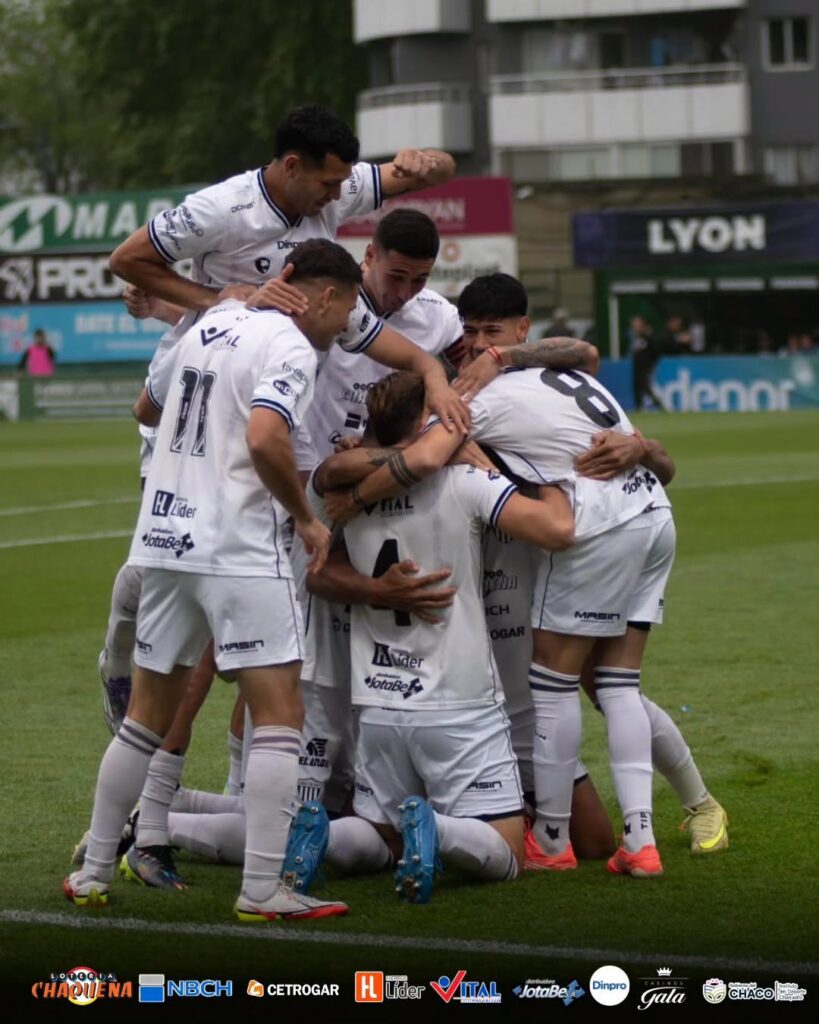For Ever dio el golpe en Caballito: goleó 3-0 al líder Ferro y postergó su clasificación a la final