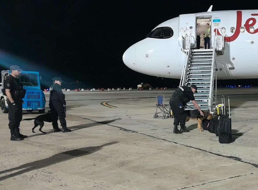 Amenaza de bomba en un avión en Resistencia: inspeccionaron la aeronave y descartaron explosivos