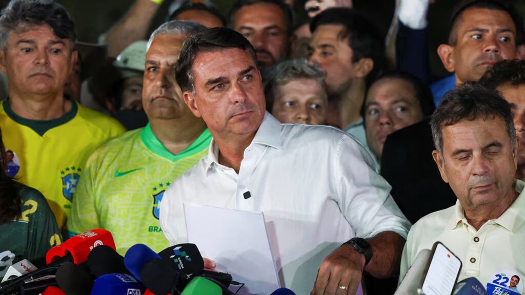 La policía de Brasil investiga si Flávio Bolsonaro intentó escaparse para volar desde la Argentina a EE.UU.