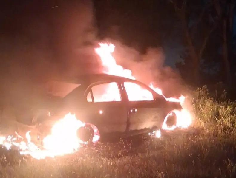 Barranqueras: un hombre sufrió quemaduras al intentar rescatar objetos de su automóvil incendiado