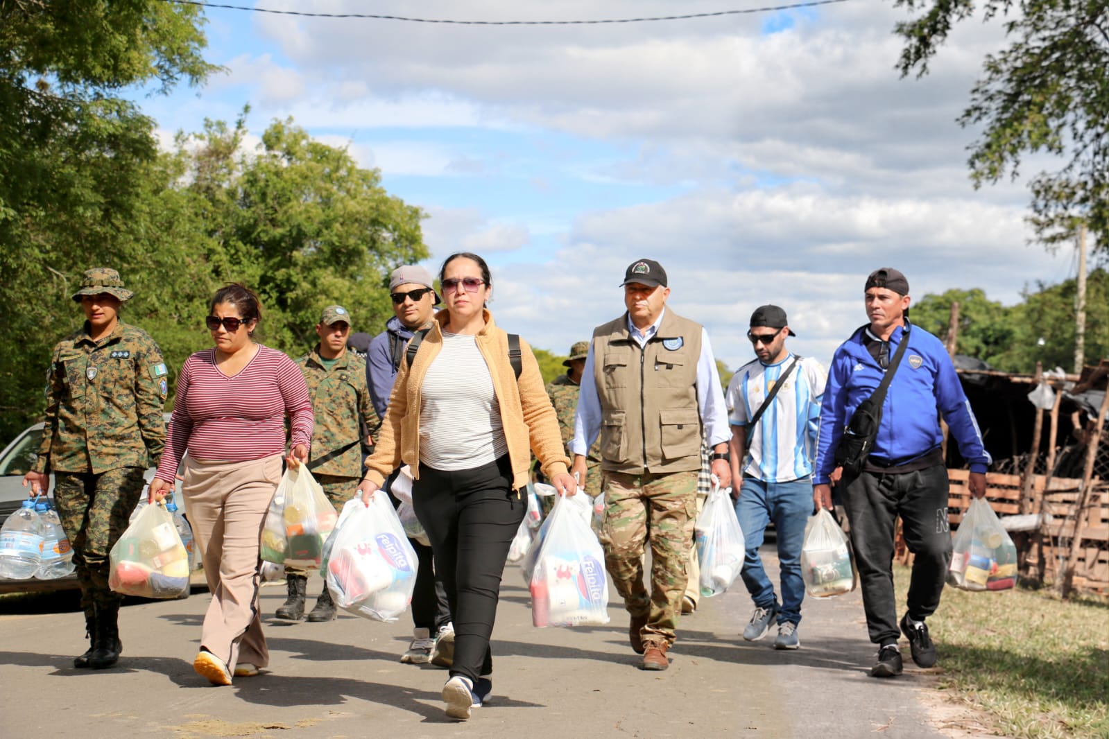 De las redes a la solidaridad: El Ñeri y Sonia repartieron mercadería a familias afectadas por las inundaciones