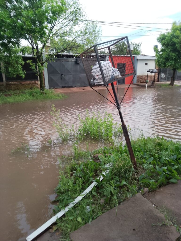Resistencia bajo agua: la lluvia volvió a inundar calles y expuso un problema que la gestión de Nikisch aún no logra resolver